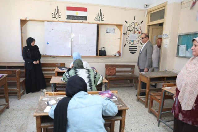 المحافظ يتفقد لجان الثانويه